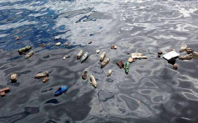 ESTOS SON LOS CUATRO PRODUCTOS PLÁSTICOS QUE GENERAN LA MITAD DE LA BASURA EN LOS OCÉANOS