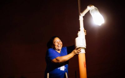 PERSONAJE: UN LITRO DE LUZ: ILUMINACIÓN AUTOSOSTENIBLE CON BOTELLAS RECICLADAS EN COLOMBIA