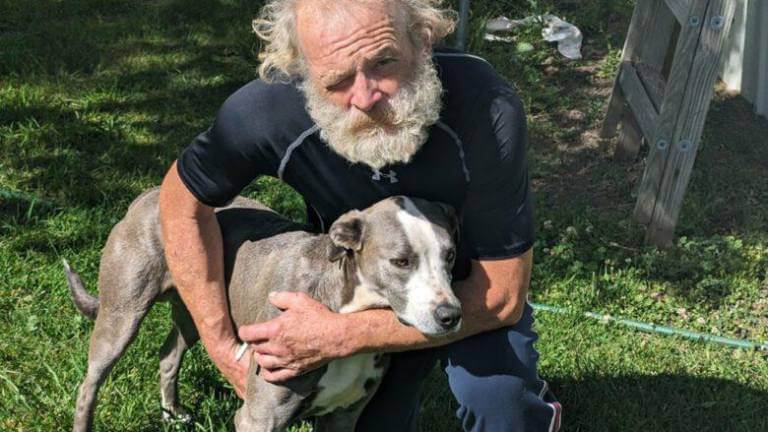 BLUE, EL HEROICO PERRO QUE CORRIÓ 6 KM PARA BUSCAR AYUDA Y SALVAR LA VIDA DE SU DUEÑO (ESTADOS UNIDOS)